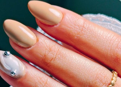Uñas elegantes con diseño en nude en Maria Gracia Nails, San Miguel, Región Metropolitana, CL.