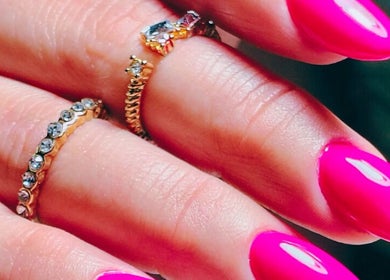 Uñas fucsias elegantes con anillos brillantes en Maria Gracia Nails, San Miguel, Región Metropolitana, CL.