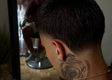 Client avec tatouage au cou lors d'une coupe de cheveux à La Myooz, Montréal, Québec, CA.