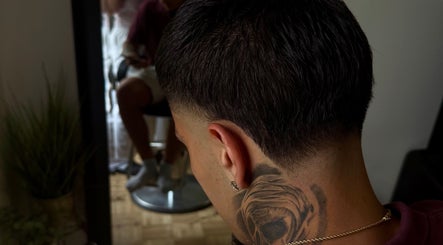 Client avec tatouage au cou lors d'une coupe de cheveux à La Myooz, Montréal, Québec, CA.