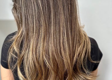 Cheveux châtain lumineux à La Myooz, Montréal, Québec, CA, mettant en valeur une coiffure élégante.