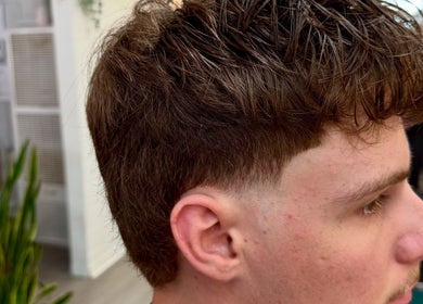Coiffure moderne à La Myooz, Montréal, Québec, CA, mettant en valeur une coupe élégante.