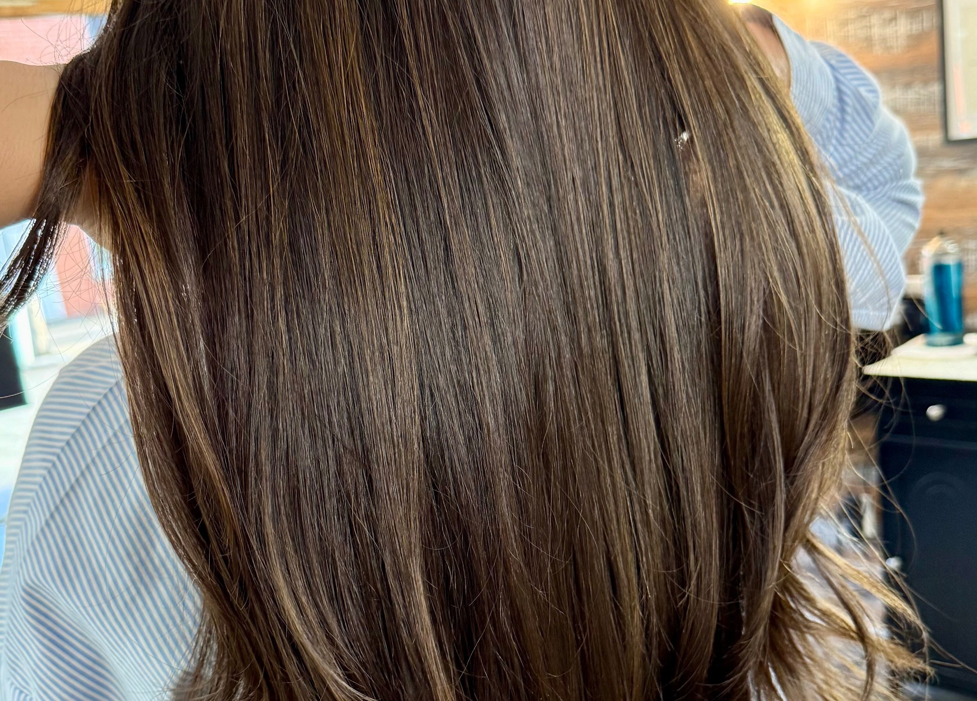 Cheveux bruns lisses et soyeux chez Studio Mode à Montréal, Québec, CA. Beauté et soin capillaire.