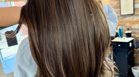 Cheveux bruns lisses et soyeux chez Studio Mode à Montréal, Québec, CA. Beauté et soin capillaire.