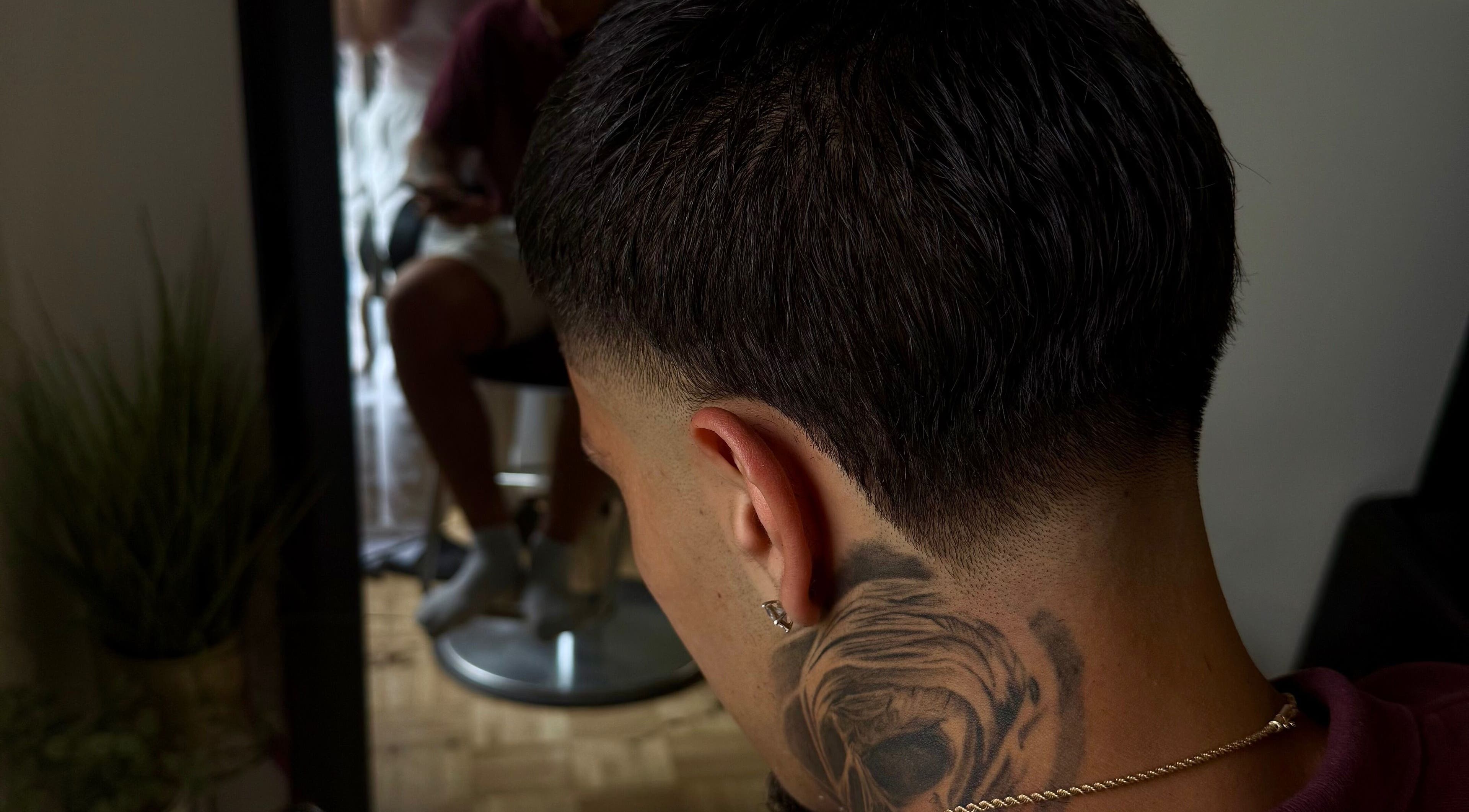 Tatouage et coiffure élégante à Studio Mode, Montréal, Québec, CA.