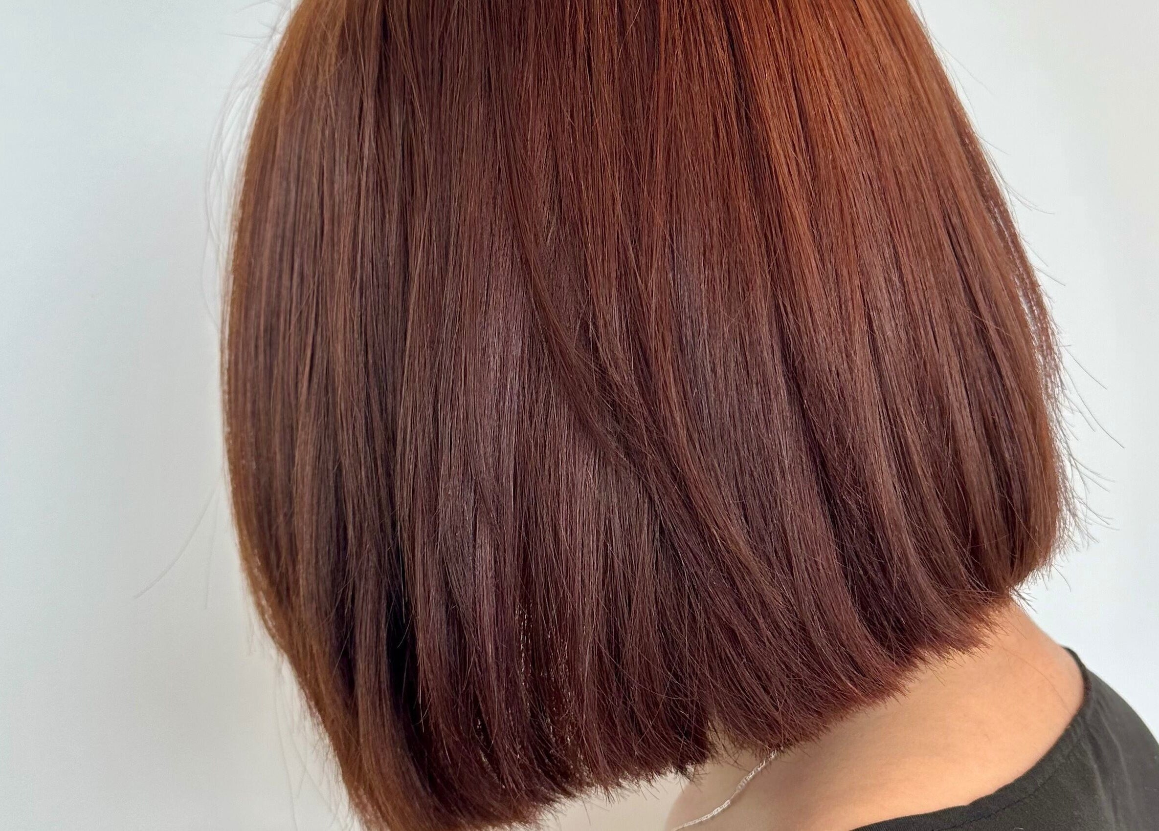 Coiffure bob élégante réalisée au Studio Mode, Montréal, Québec, CA, mettant en valeur des cheveux bruns lisses.