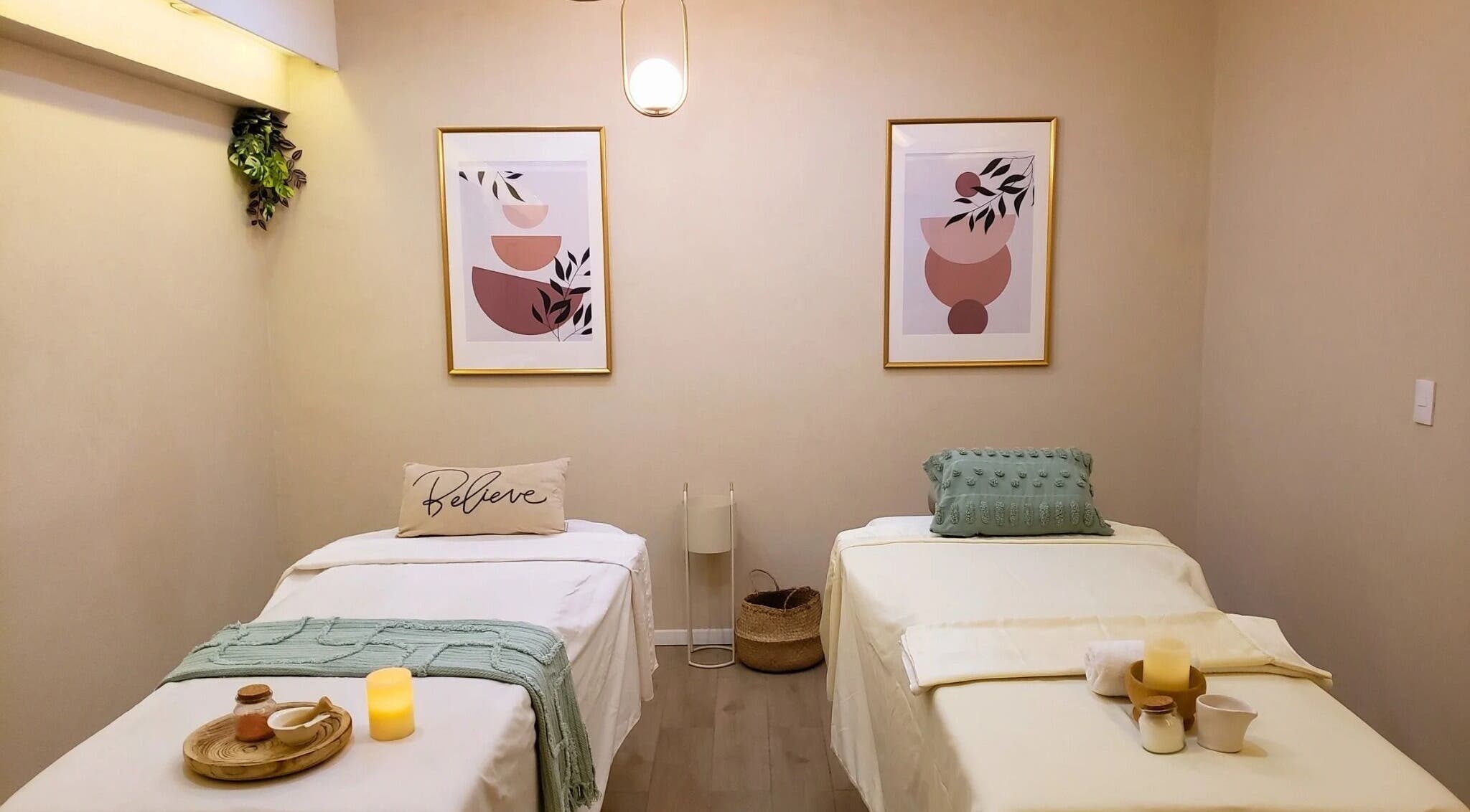 Sala de masajes con decoración acogedora en Armonica Spa, Ciudad De México, Ciudad De México, MX.