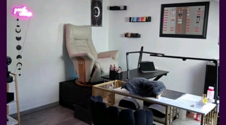 Coin manucure moderne chez Freyja Beauty Nails, Deville, Grand Est, FR avec fauteuil et décoration élégante.
