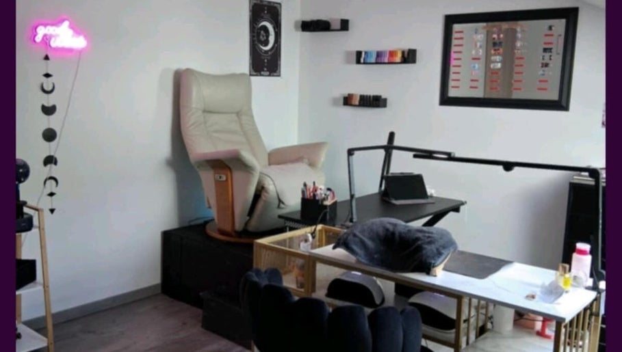 Coin détente à Freyja Beauty Nails, Deville, Grand Est, FR, offrant une atmosphère relaxante et moderne.
