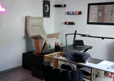 Coin détente à Freyja Beauty Nails, Deville, Grand Est, FR, offrant une atmosphère relaxante et moderne.