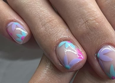 Nail art floral pastel à Freyja Beauty Nails, Deville, Grand Est, FR.