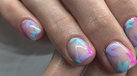 Nail art floral pastel à Freyja Beauty Nails, Deville, Grand Est, FR.