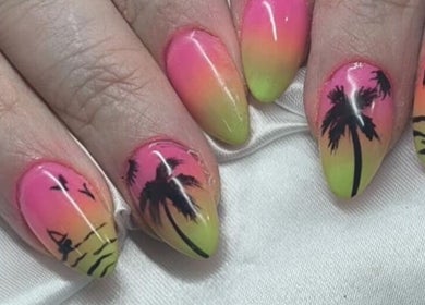 Nail art tropical avec palmiers à Freyja Beauty Nails, Deville, Grand Est, FR.