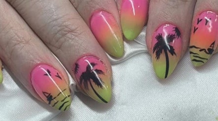 Nail art tropical avec palmiers à Freyja Beauty Nails, Deville, Grand Est, FR.