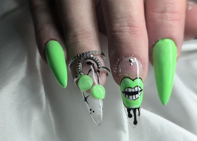 Manucure vert néon au salon Freyja Beauty Nails à Deville, Grand Est, FR.