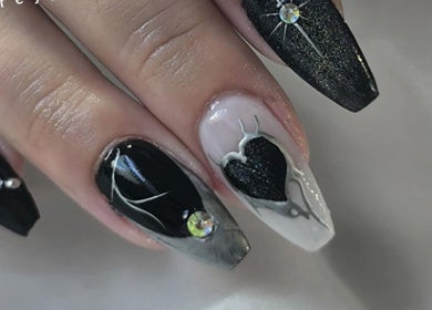 Manucure noire élégante à Freyja Beauty Nails, Deville, Grand Est, FR.