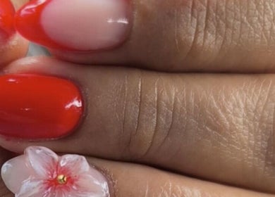 Nail art floral à Freyja Beauty Nails, Deville, Grand Est, FR.