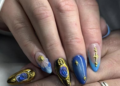 Nail art galactique bleu et or chez Freyja Beauty Nails à Deville, Grand Est, FR. Élégance et style cosmique.