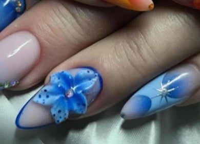 Design d'ongles bleu floral chez Freyja Beauty Nails, Deville, Grand Est, FR.