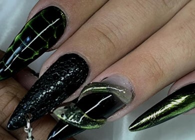 Ongles art créatif noir et vert à Freyja Beauty Nails, Deville, Grand Est, FR.
