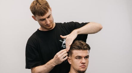 Barber at MAD BARBERS Jelgava, LV expertly trims a client's hair.
