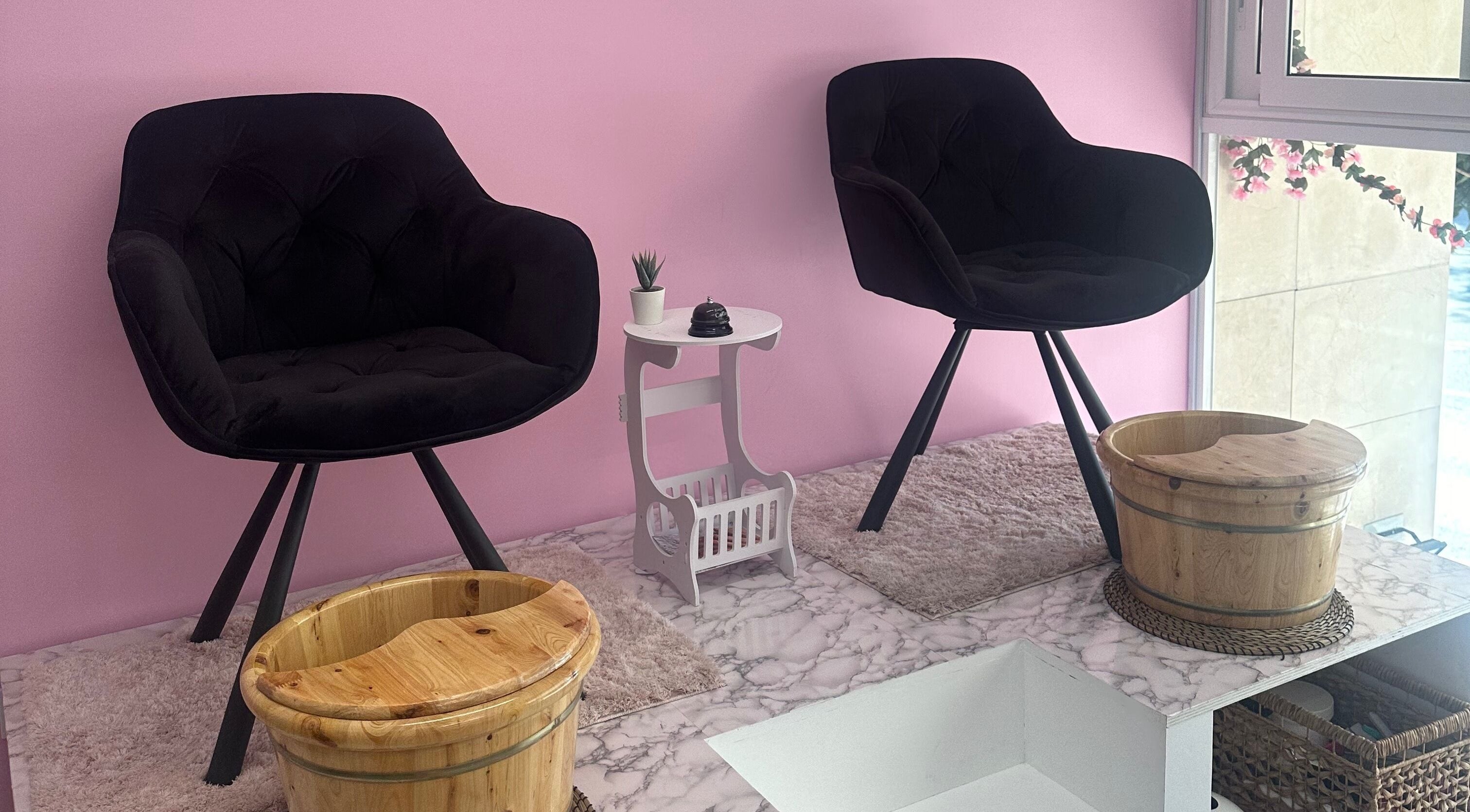 Área de sillas elegantes en Laia Nails, Terrassa, Catalunya, ES, diseño moderno y relajante.