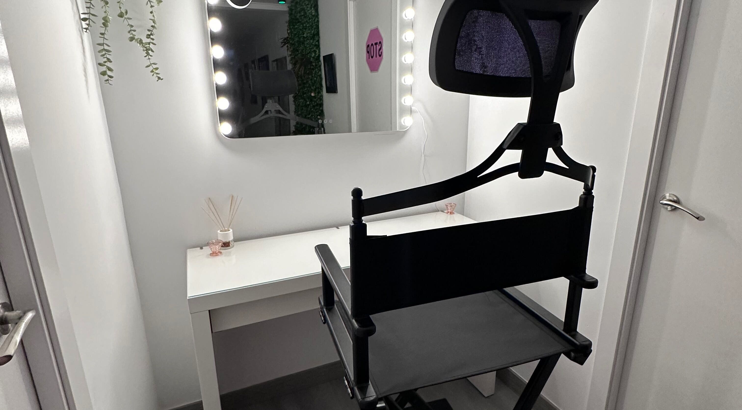 Espacio moderno de maquillaje en Laia Nails, Terrassa, Catalunya, ES con espejo iluminado y silla profesional.