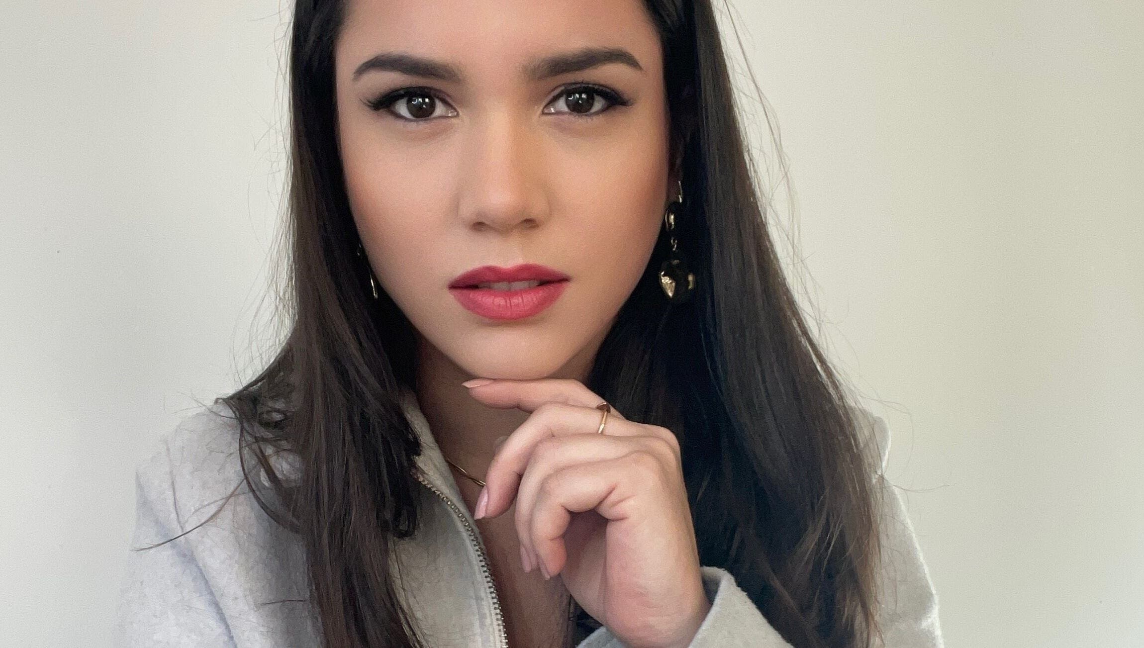 Rosto de mulher olhando diretamente, exemplificando serviços de beleza do Studio Ana Osisches em Barcelos, Braga, PT.