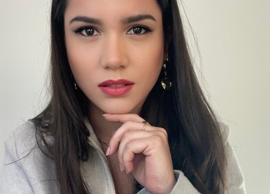 Rosto de mulher olhando diretamente, exemplificando serviços de beleza do Studio Ana Osisches em Barcelos, Braga, PT.