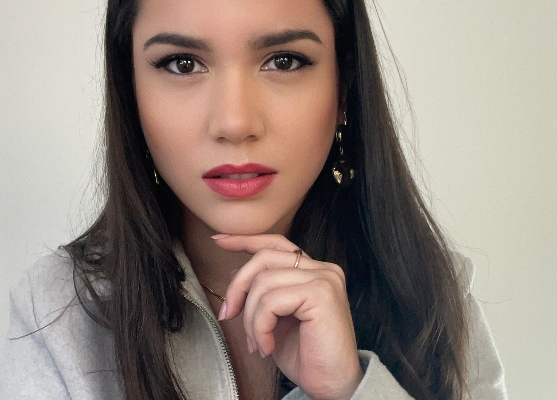 Rosto de mulher olhando diretamente, exemplificando serviços de beleza do Studio Ana Osisches em Barcelos, Braga, PT.