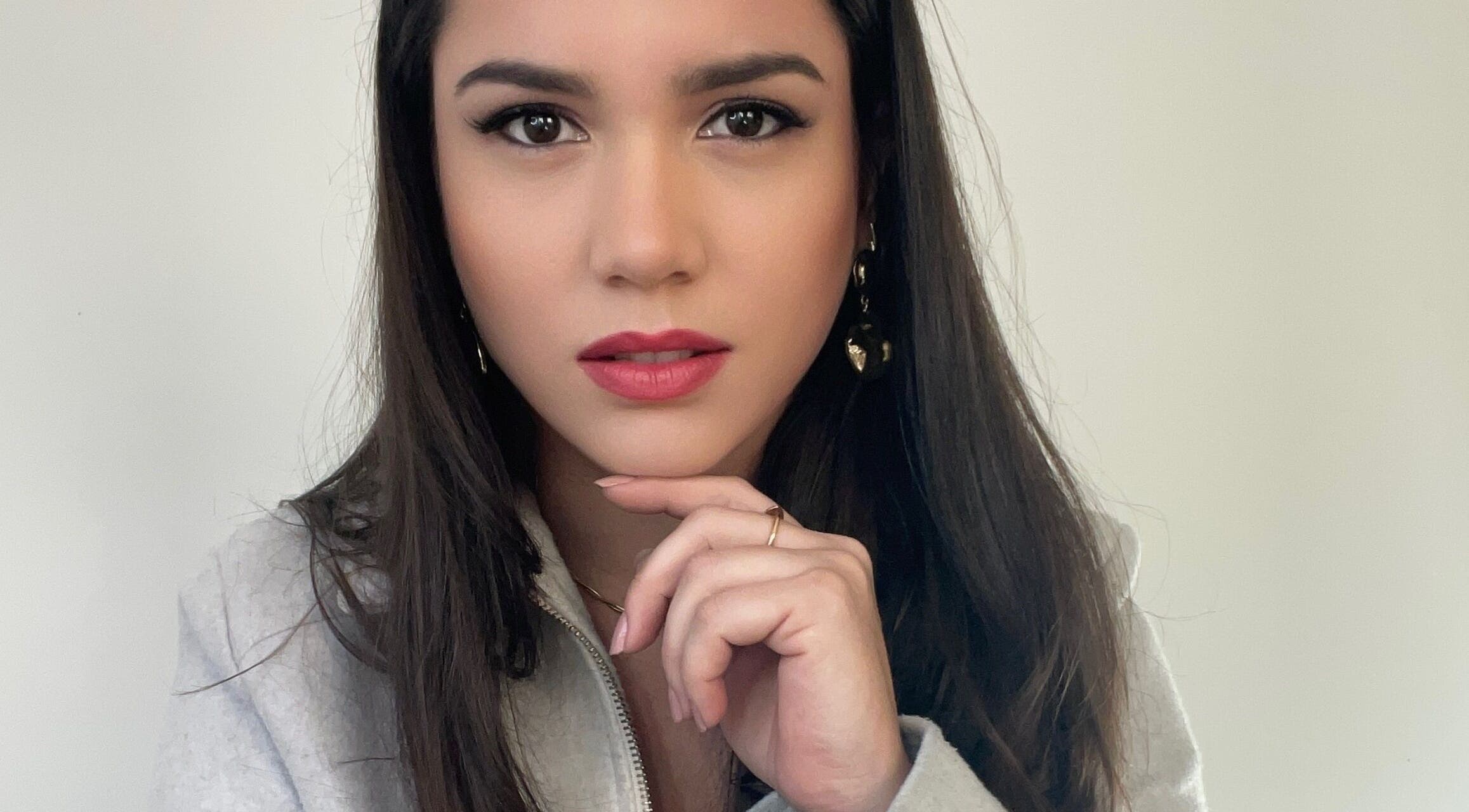 Rosto de mulher olhando diretamente, exemplificando serviços de beleza do Studio Ana Osisches em Barcelos, Braga, PT.