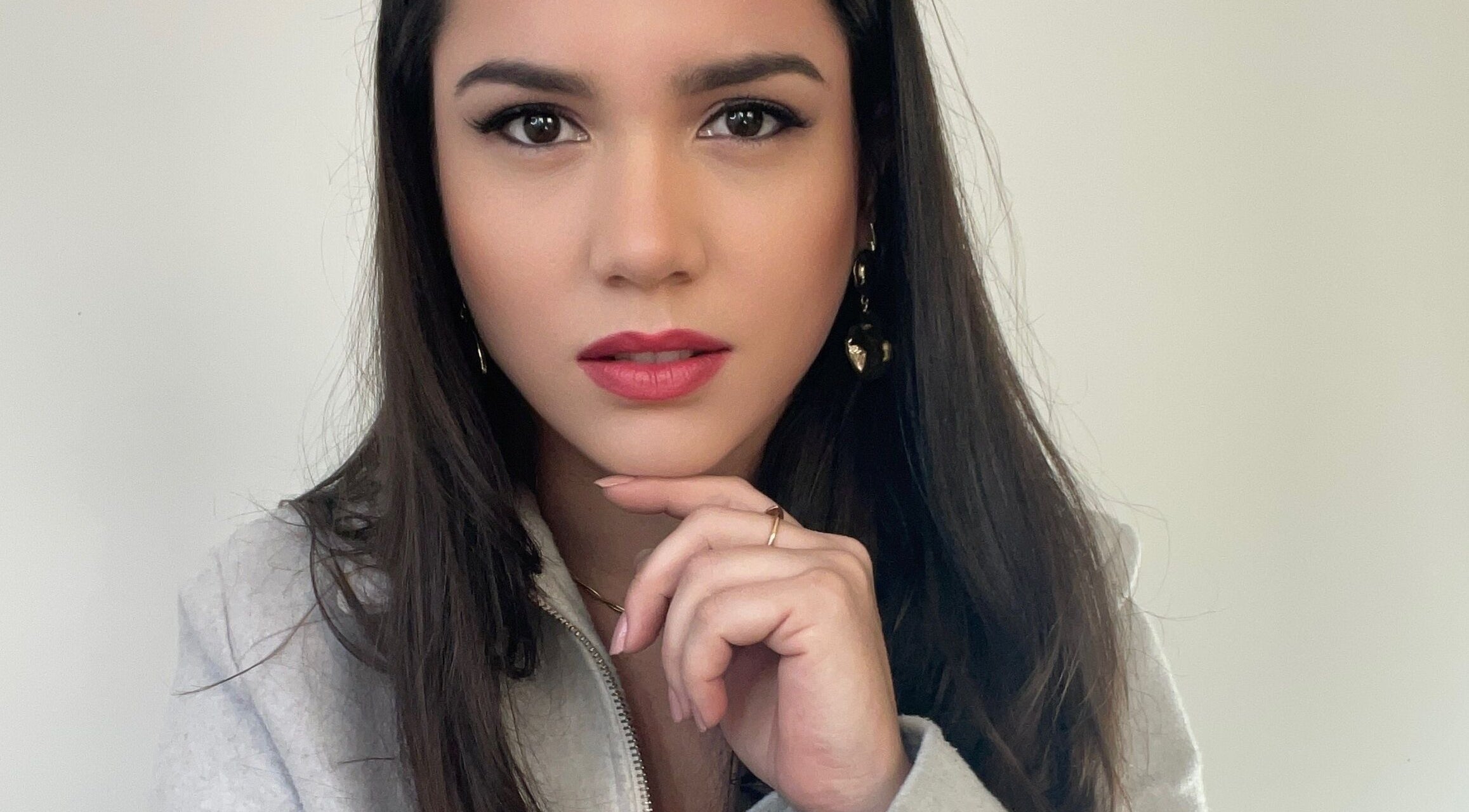 Rosto de mulher olhando diretamente, exemplificando serviços de beleza do Studio Ana Osisches em Barcelos, Braga, PT.