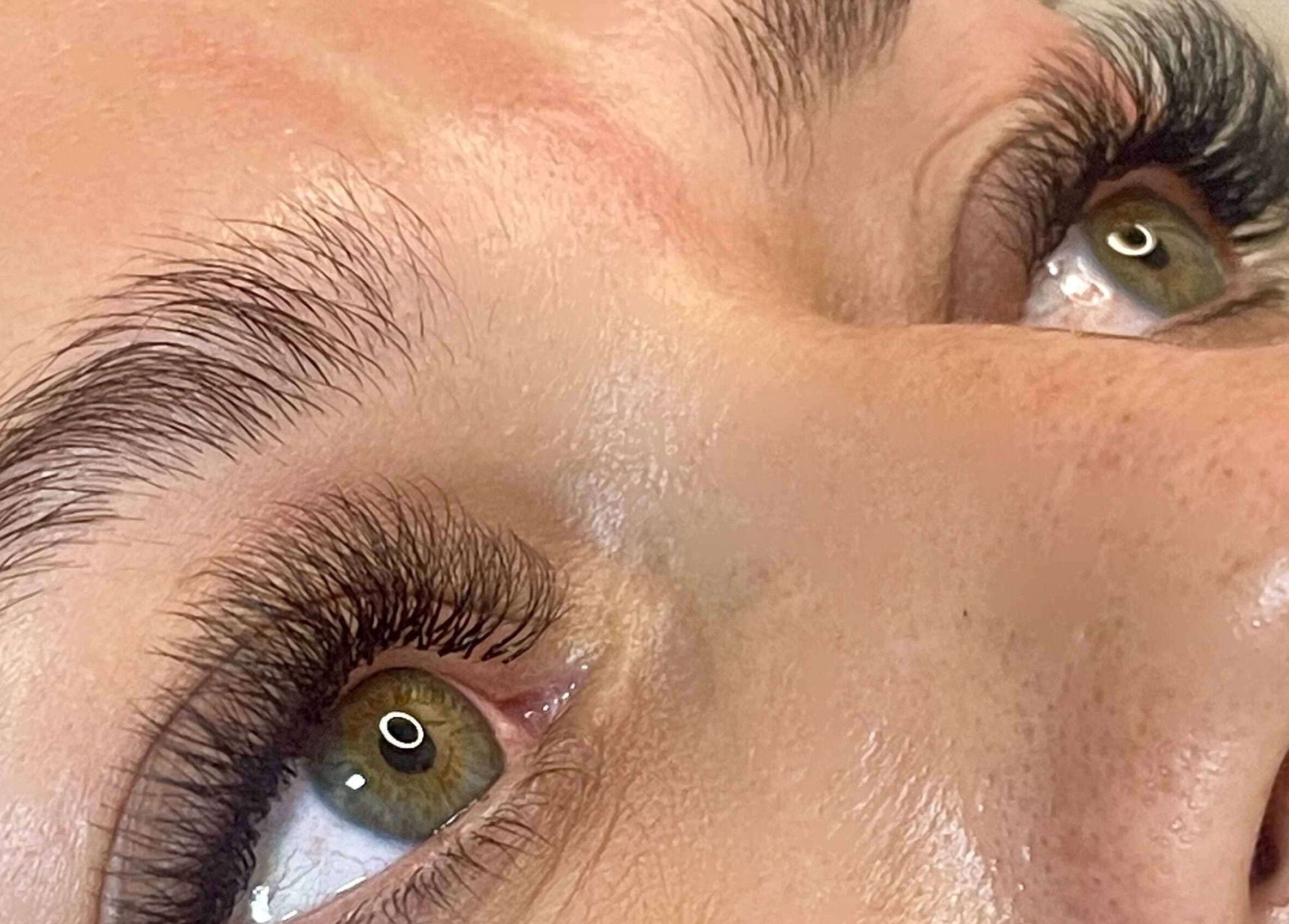 Close-up de cílios tratados no Studio Ana Osisches, Barcelos, Braga, PT, mostrando detalhes impressionantes.