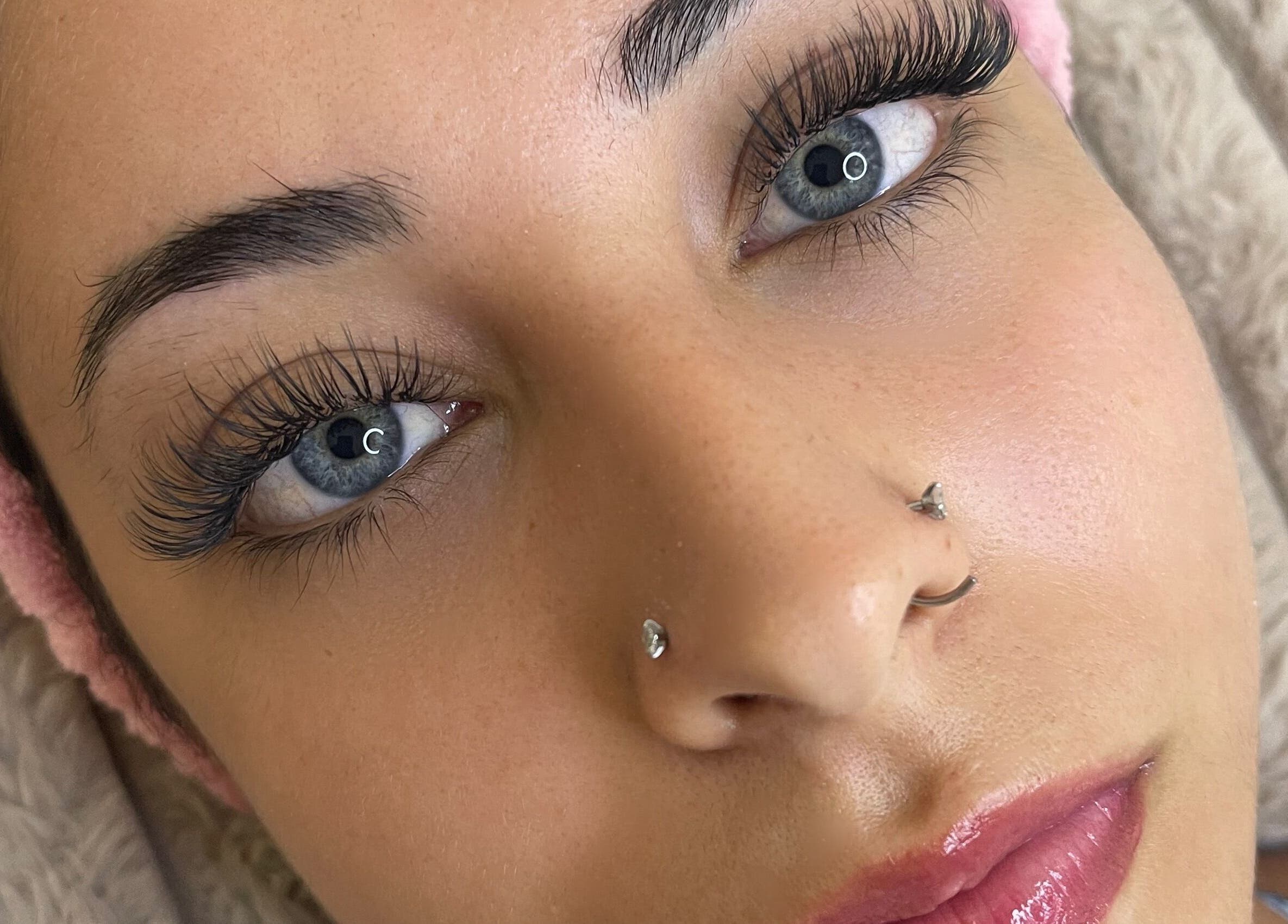 Close de olhos com cílios destacados no Studio Ana Osisches, Barcelos, Braga, PT.