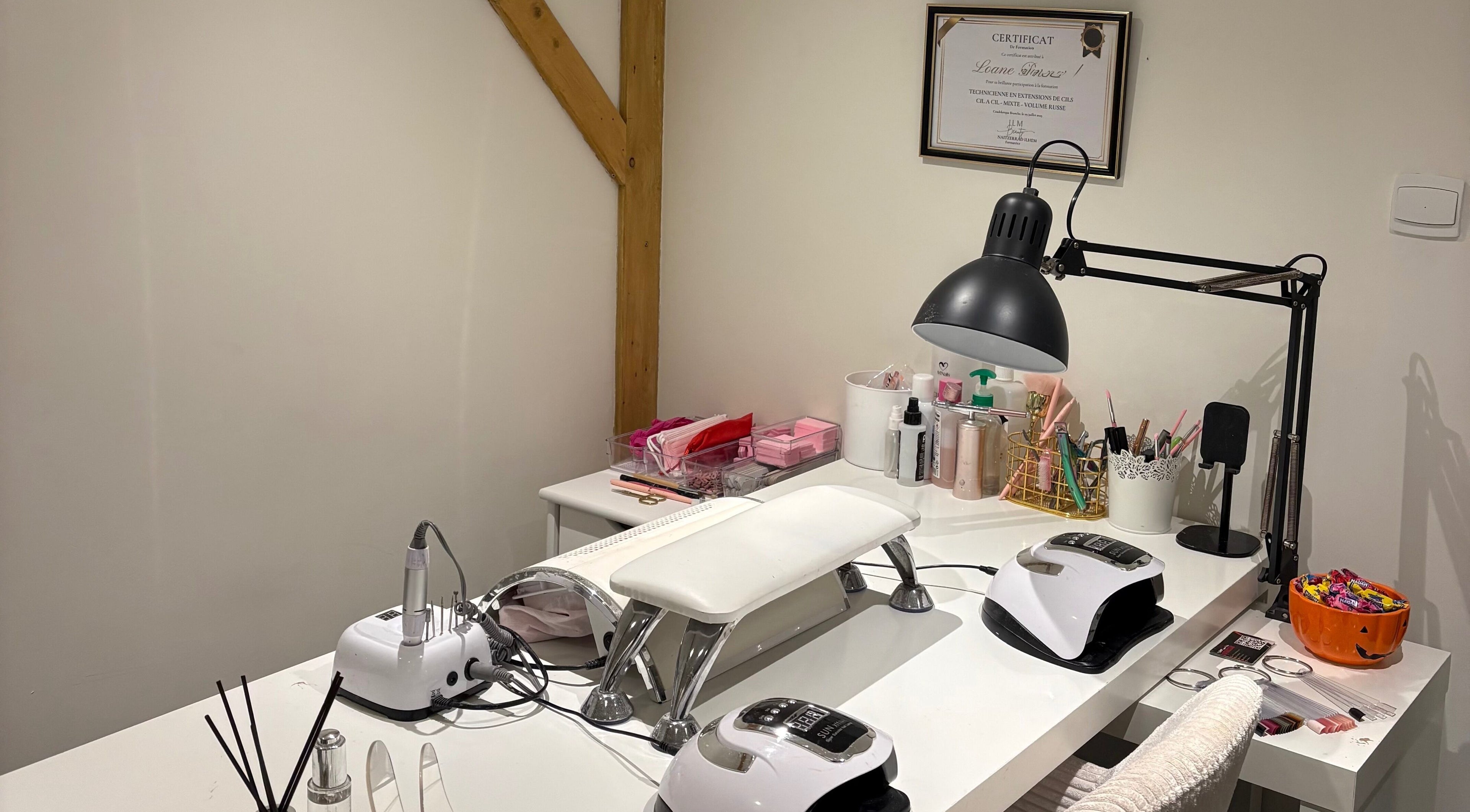 Table de manucure chic à Loanails Beauty, Oye-plage, Hauts-de-France, FR, avec outils de beauté modernes.