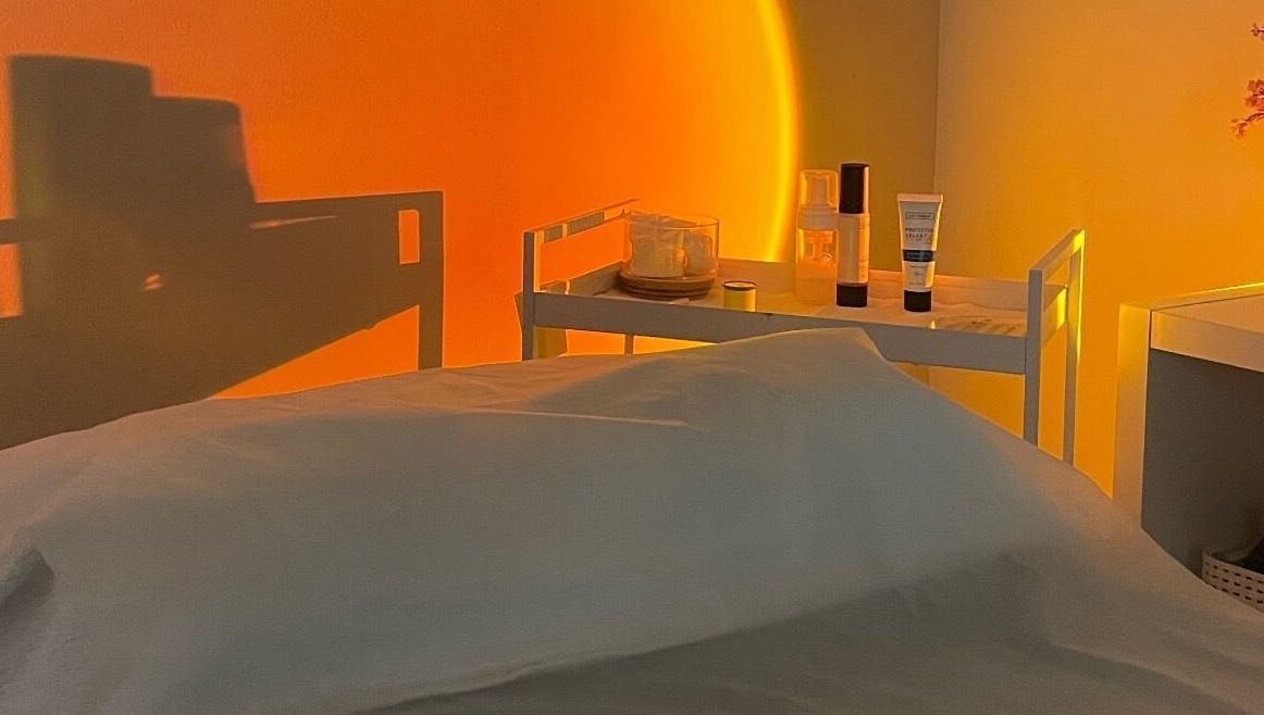 Sala de tratamento relaxante na Sweetbeauty, Barroselas, Viana Do Castelo, PT, com iluminação suave.