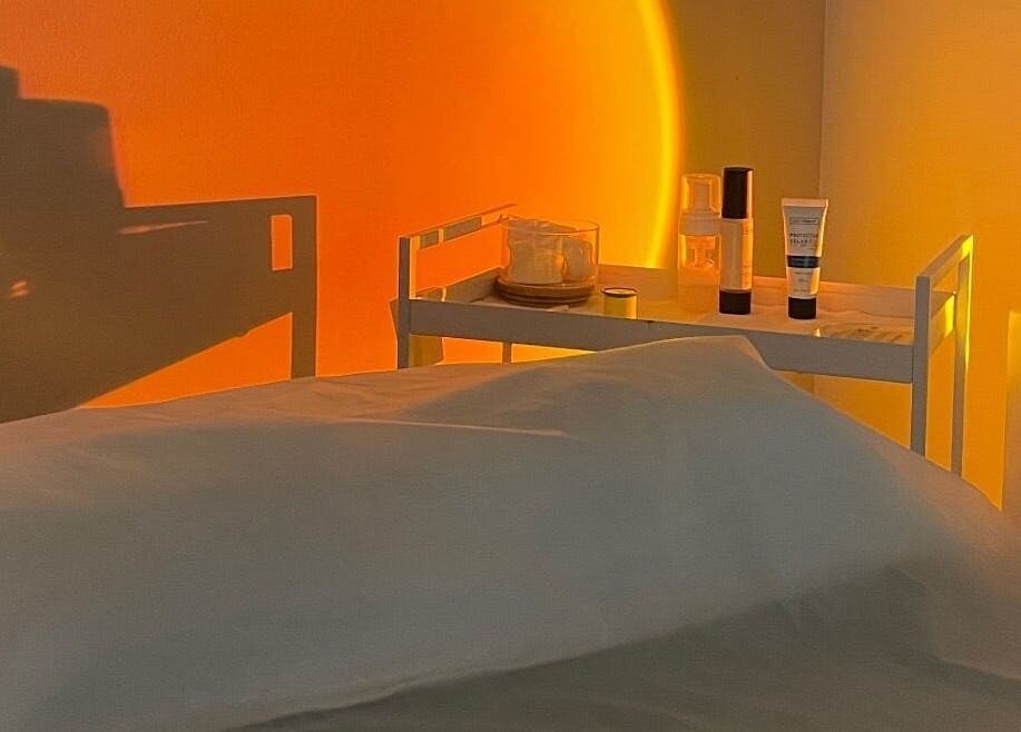 Sala de tratamento relaxante na Sweetbeauty, Barroselas, Viana Do Castelo, PT, com iluminação suave.