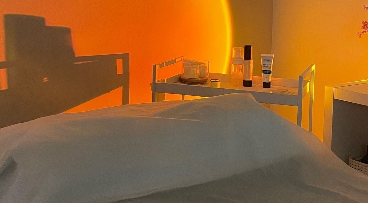 Sala de tratamento relaxante na Sweetbeauty, Barroselas, Viana Do Castelo, PT, com iluminação suave.
