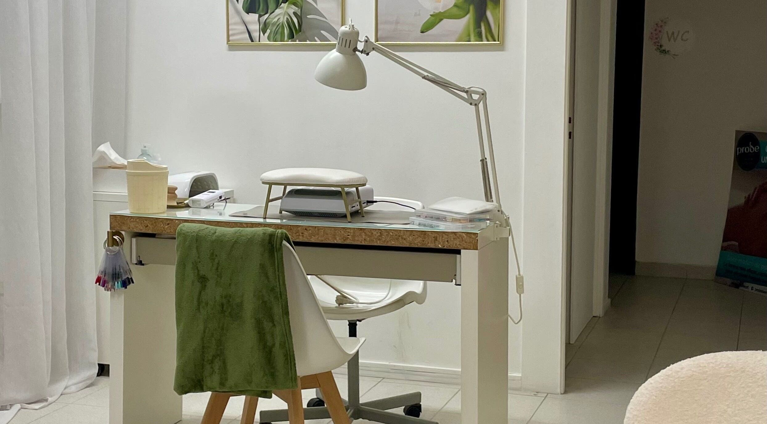 Mesa de tratamento elegante na Sweetbeauty, Barroselas, Viana Do Castelo, PT, com decoração moderna.