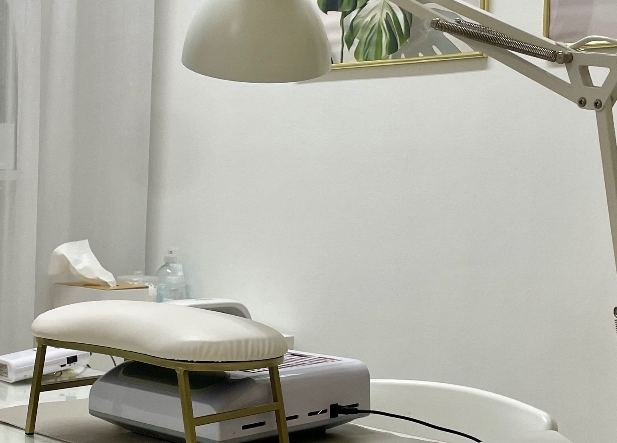 Espaço de beleza Sweetbeauty em Barroselas, Viana Do Castelo, PT, com luminária e móveis elegantes.