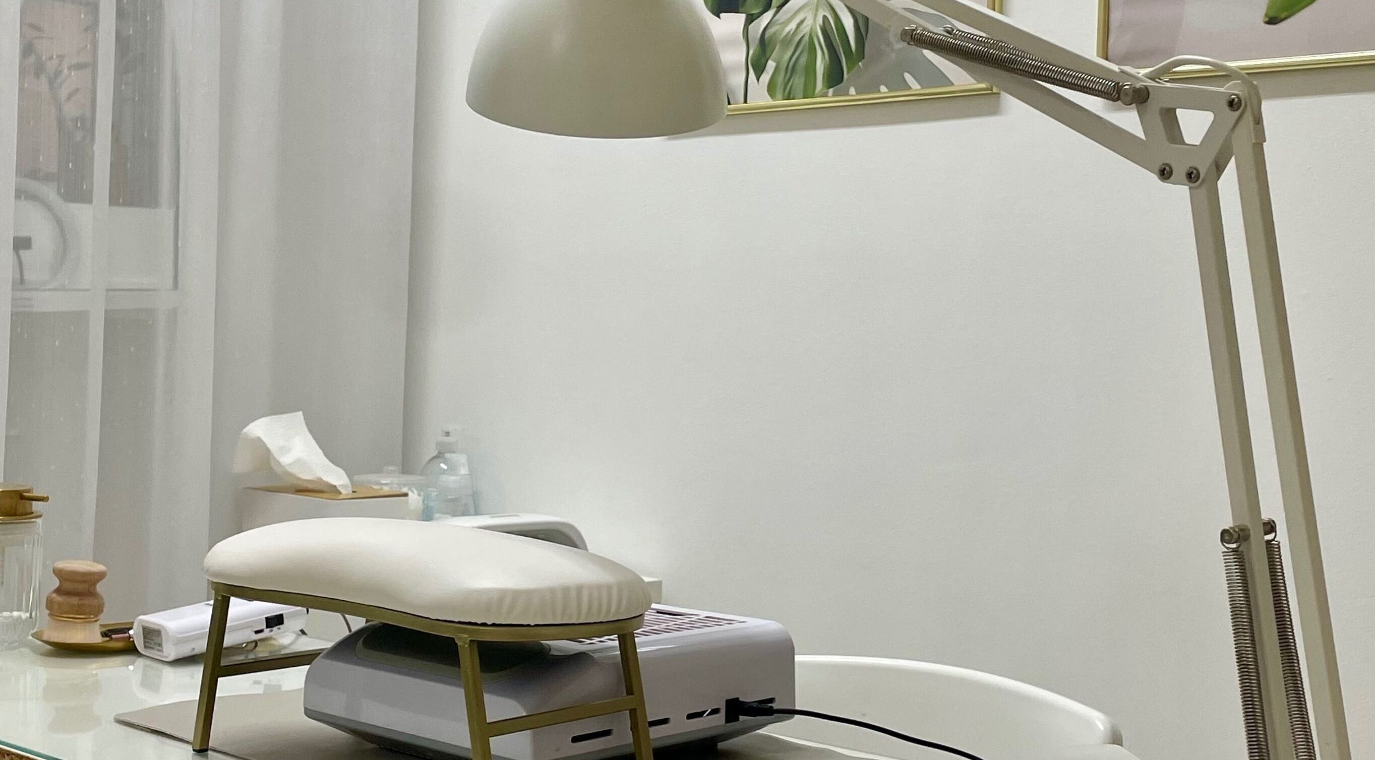 Espaço de beleza Sweetbeauty em Barroselas, Viana Do Castelo, PT, com luminária e móveis elegantes.