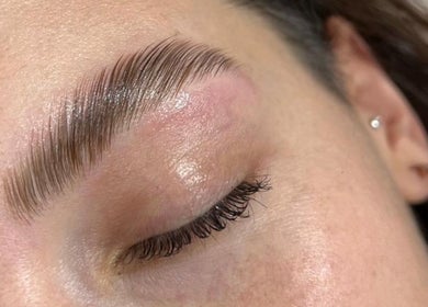Cejas laminadas en Espacio Ushi, Carapachay, Provincia De Buenos Aires, AR, destacando belleza natural.