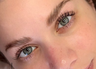 Tratamiento de cejas en Espacio Ushi, Carapachay, Provincia De Buenos Aires, AR, resaltando belleza natural.