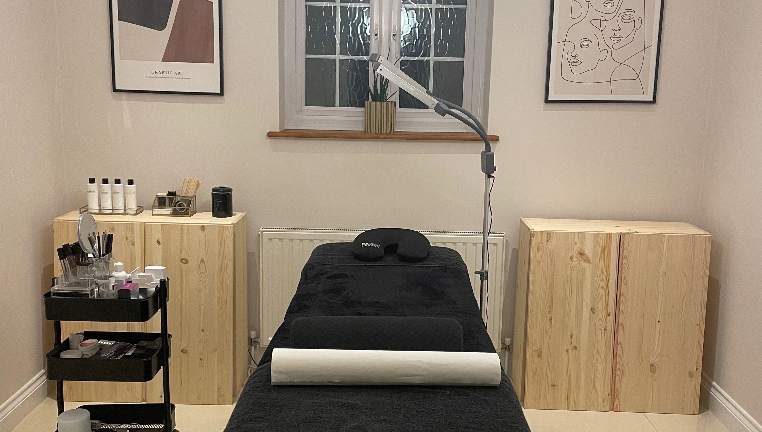 Pluck'd Chelmsford treatment room in Chelmsford, England, GB, featuring a cozy massage bed and stylish decor.
