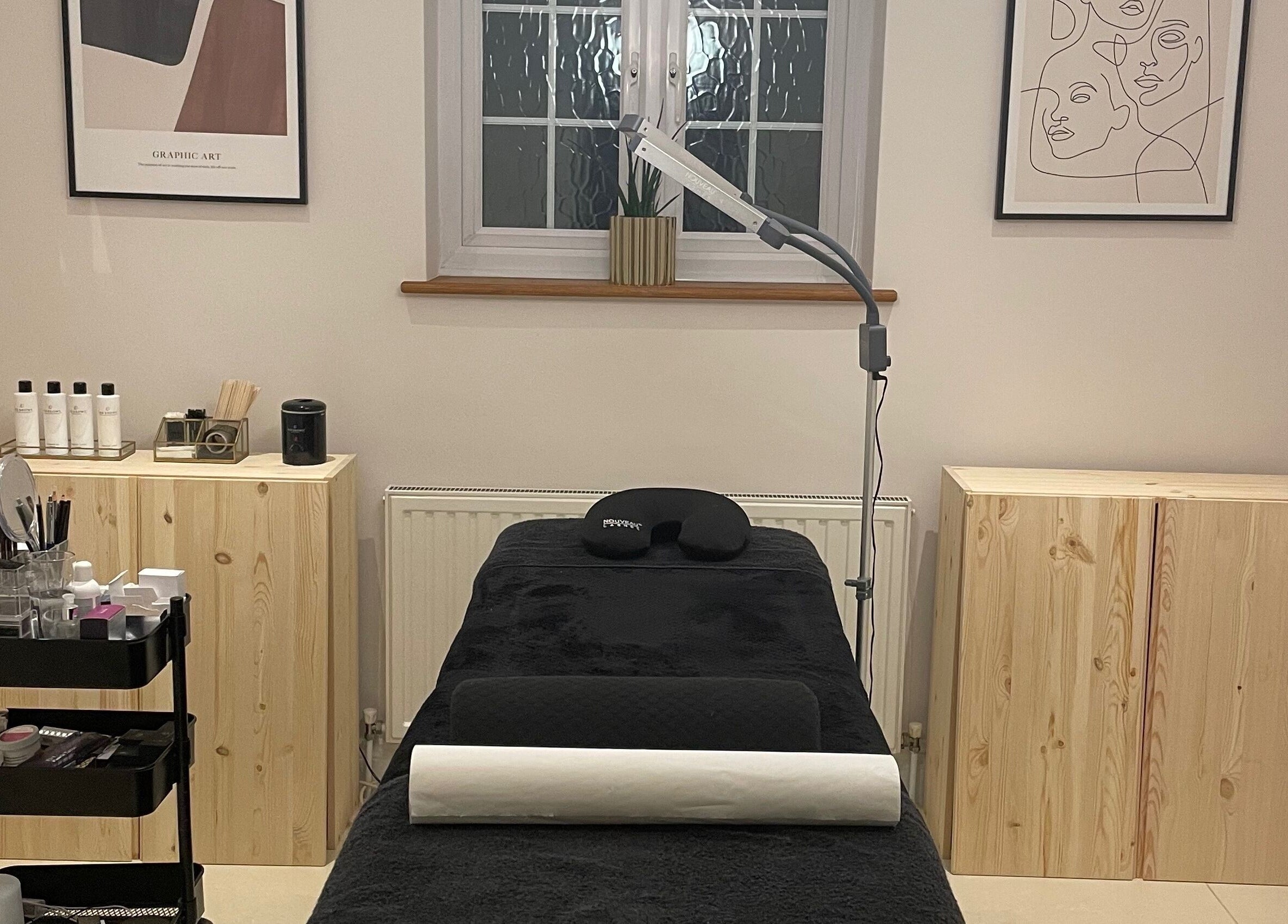 Pluck'd Chelmsford treatment room in Chelmsford, England, GB, featuring a cozy massage bed and stylish decor.