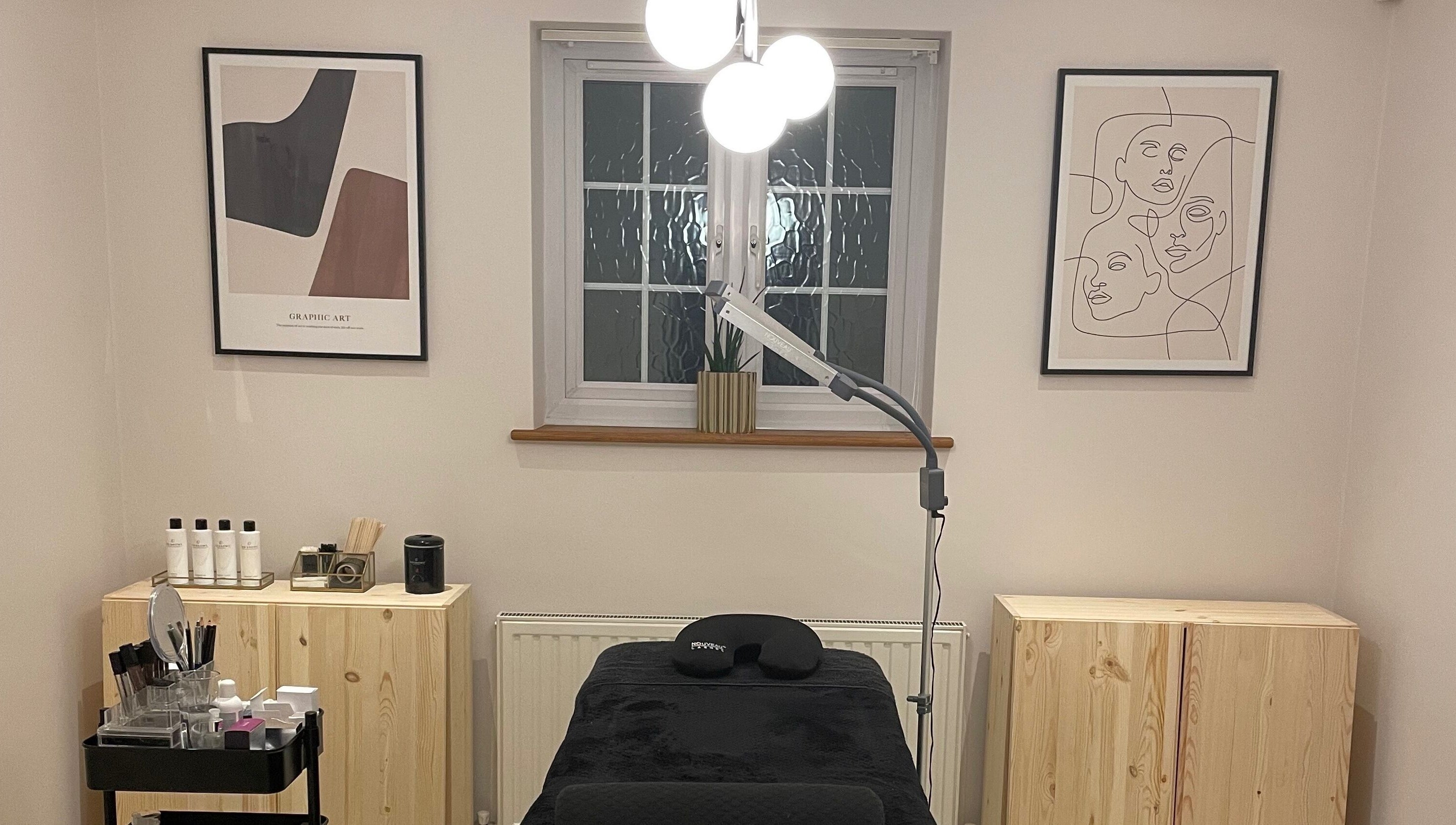 Modern treatment room at Pluck’d Hornchurch in Hornchurch, England, GB with stylish decor and tranquil lighting.