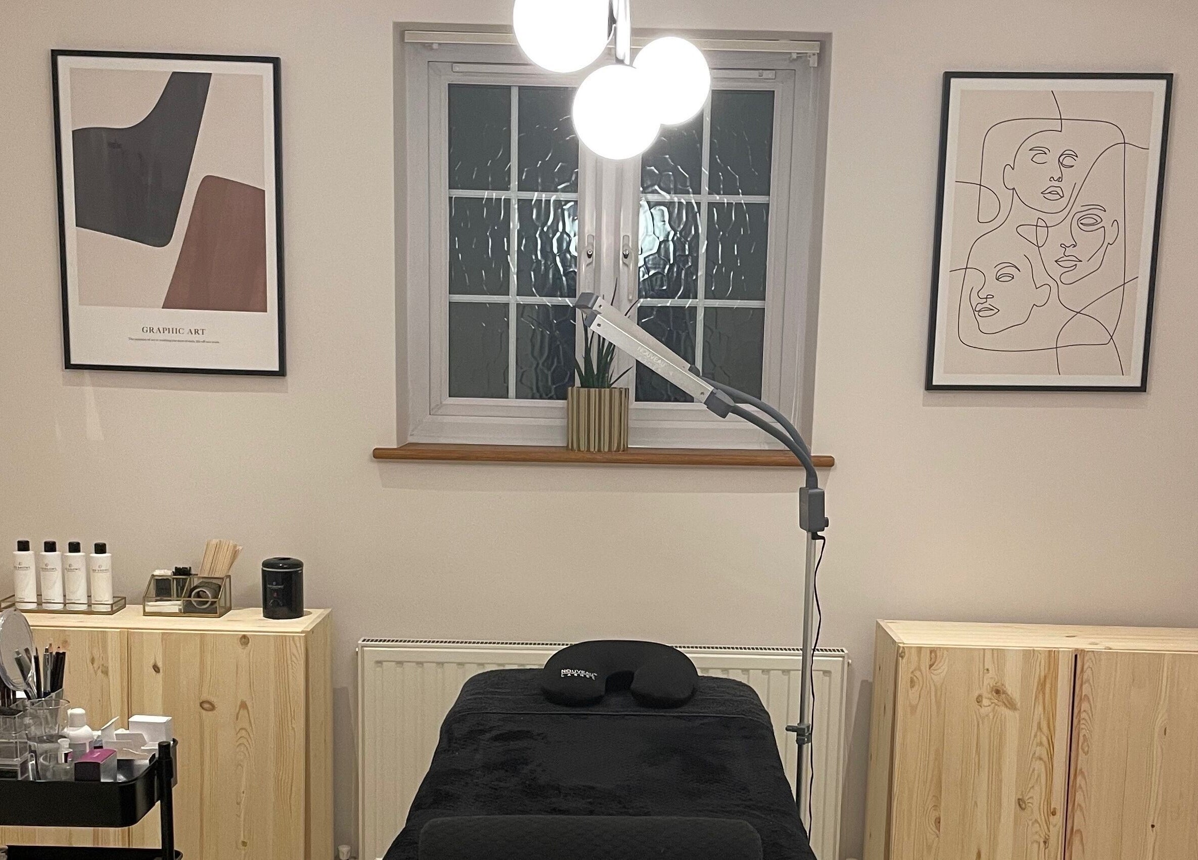 Modern treatment room at Pluck’d Hornchurch in Hornchurch, England, GB with stylish decor and tranquil lighting.