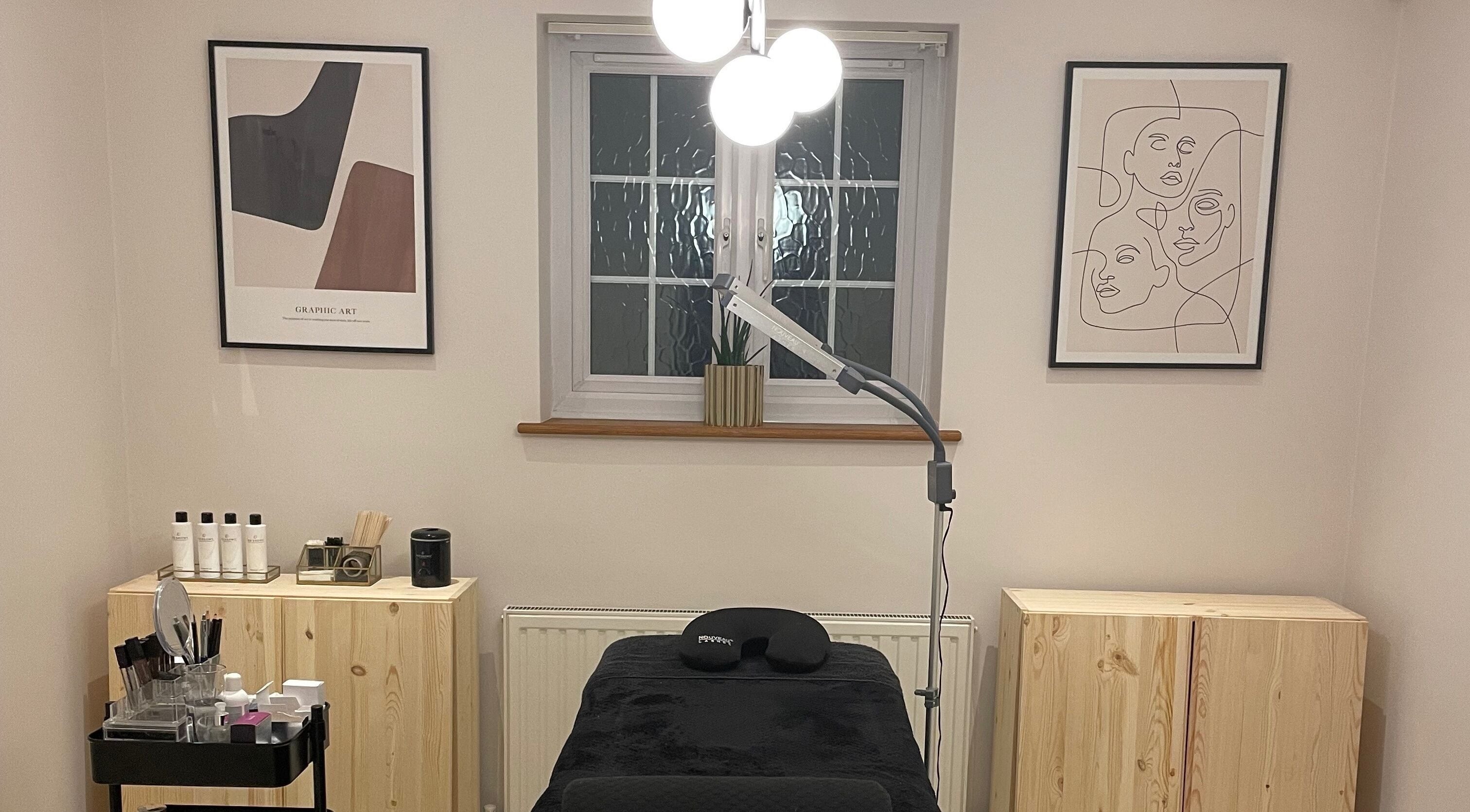 Modern treatment room at Pluck’d Hornchurch in Hornchurch, England, GB with stylish decor and tranquil lighting.