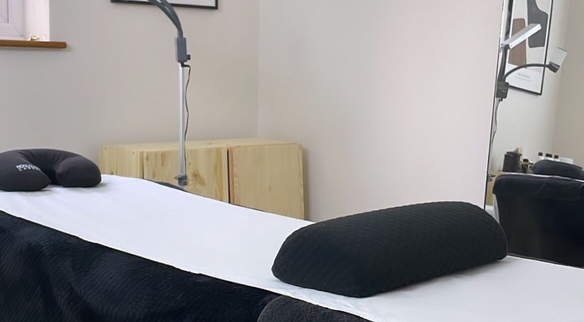 Relaxing massage room at Pluck’d Hornchurch in Hornchurch, England, GB with cozy bed and modern decor.