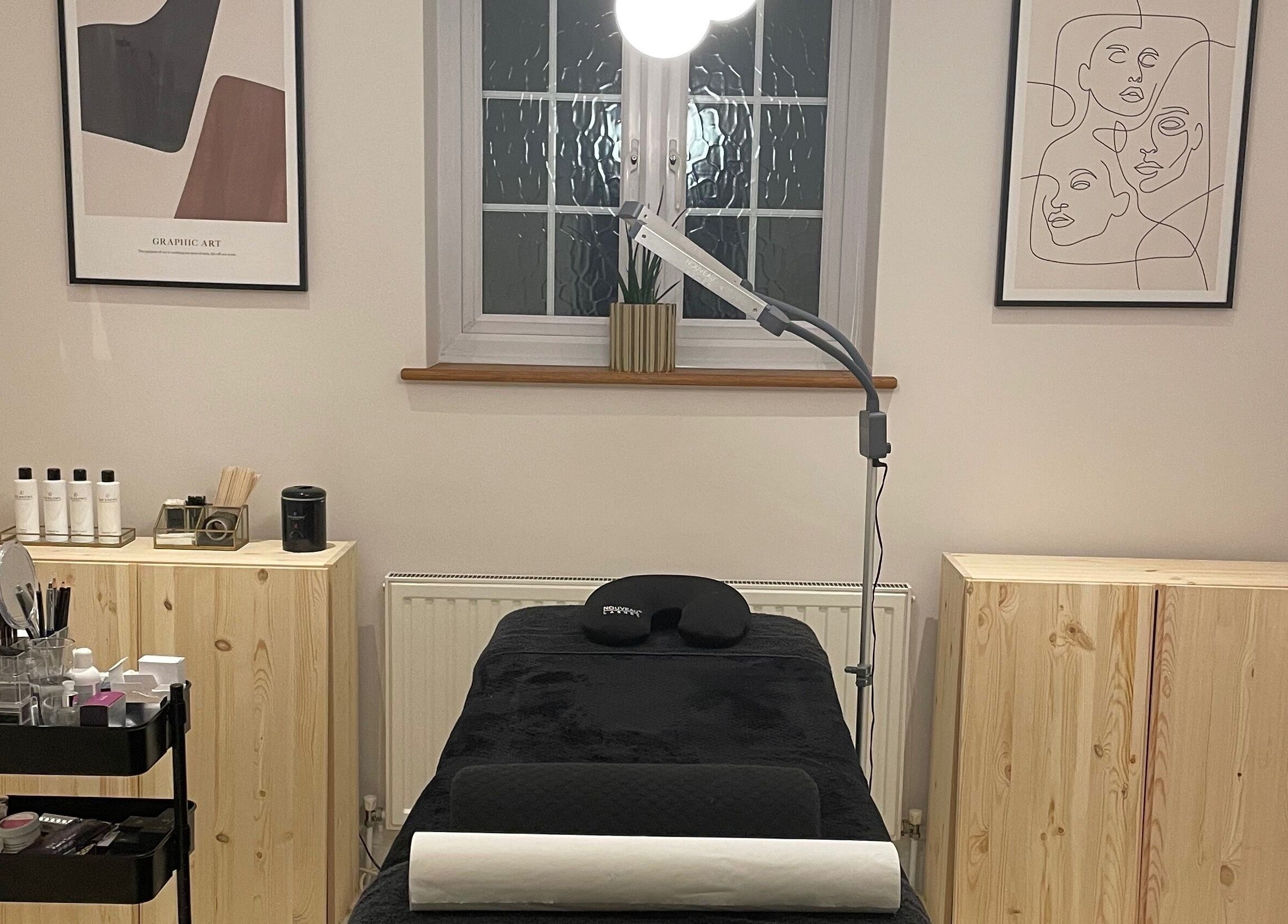 Tranquil treatment room at Pluck’d Hornchurch, Hornchurch, England, GB, featuring minimalist decor and comfortable bed.